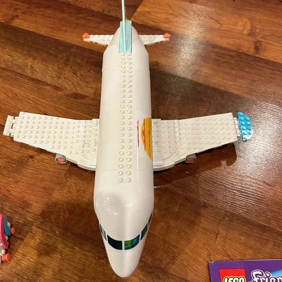 Lego Friends Heartlake City Airplane 41429 - Picture 6 of 8